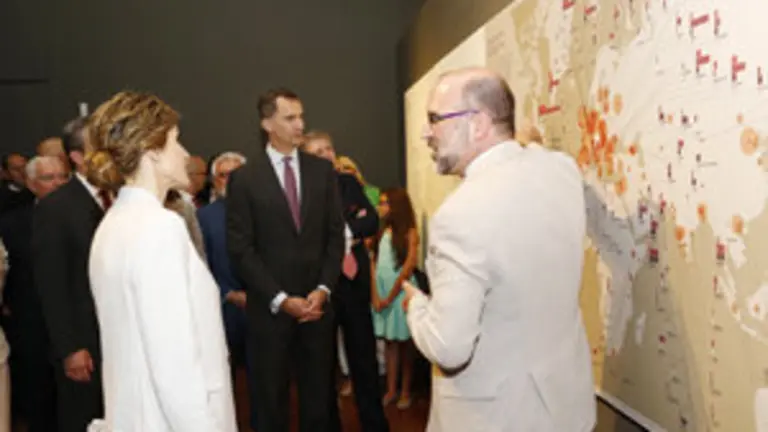 Don Felipe y Doña Letizia atienden a las explicaciones del comisario de la exposición "La lengua y la palabra. 300 años de la RAE" en el Museo de San Juan
