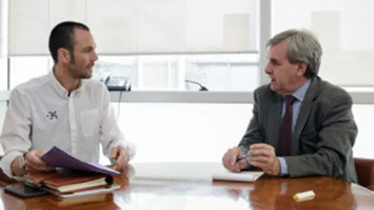 10:00 Despacho del consejero. El consejero de Presidencia y Justicia, Rafael de la Sierra, se reúne con el director de la Fundación +34, Javier Casado. 23 de marzo de 2016 © Raúl Lucio