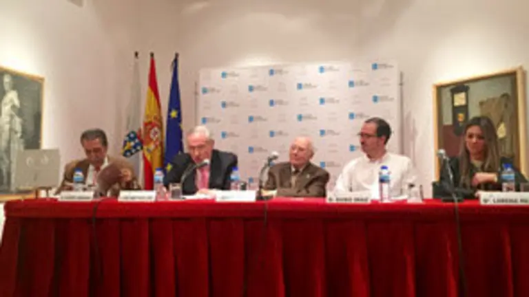 2. En la mesa, Vicente Araguas, José Ramón Ónega, José M. Romay, Suso Díaz y Lorena Rei en la presentación