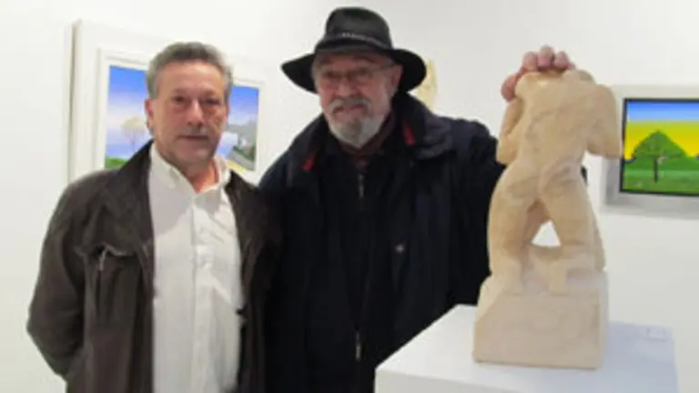 A. Martínez y E. Ortún ante algunas de sus obras