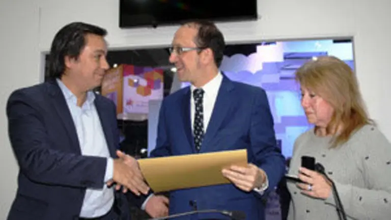 Distinción al SXC Anxo Lorenzo por Daniel Presti y  Amelia Alonso MR 2