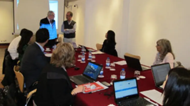 El delegado de la Xunta, José Ramón Ónega, y el catedrático de la USC Juan M. Lema ante los miembros del Comité