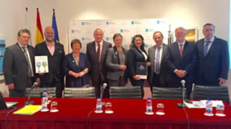 1. De izq. a dcha. Eliseo González de swws.eu; Ted Lelekas; la enóloga Mijares; el  delegado de la Xunta en Madrid, José Ramón Ónega; Brigitte Leloup, Rose-Michelle Bensadon, Alain Leloup, Bernard Burtschy y Rafael...