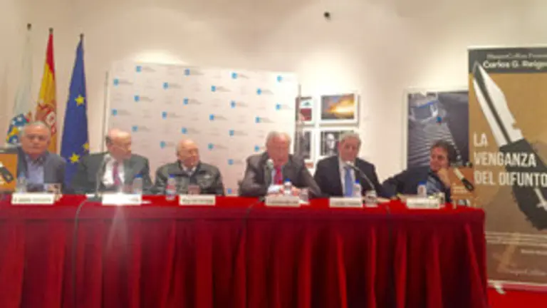 2. En la mesa, Ángel Basanta, Carlos Reigosa, José Manuel Romay, el delegado de la Xunta José Ramón Ónega, Alfonso Palomares y Domingo Villar, conla imagen del libro a la derecha