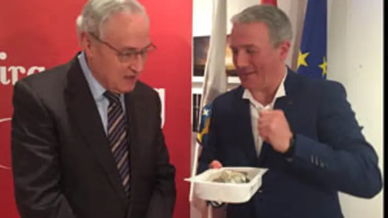 3. El delegado de la Xunta, José Ramón Ónega y Xabier Freire observan un plato de lubina recién abierto 