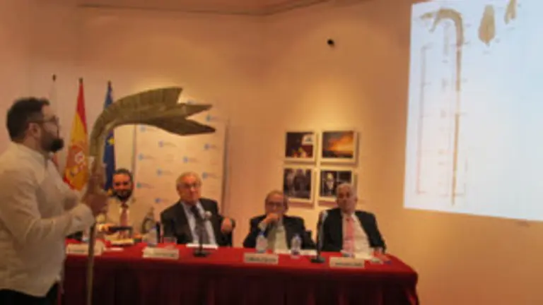 Cupeiro con un instrumento de inspiración celta