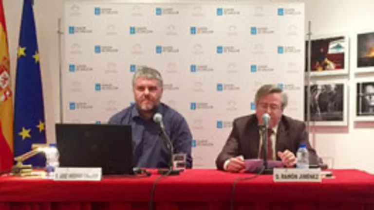 2. En la mesa, el ponente, José Antonio Cascudo y el coordinador de Actividades de la casa, Ramón Jiménez