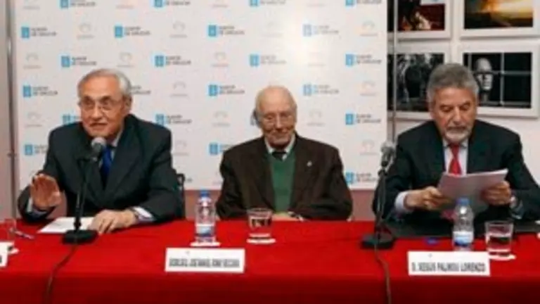 FOTOS LALIN PRESS 2. En la mesa, de izquierda a derecha, el delegado de la Xunta en Madrid José Ramón Ónega, el presidente del Consejo de Estado, José Manuel Romay y el conferenciante, Xesús Palmou