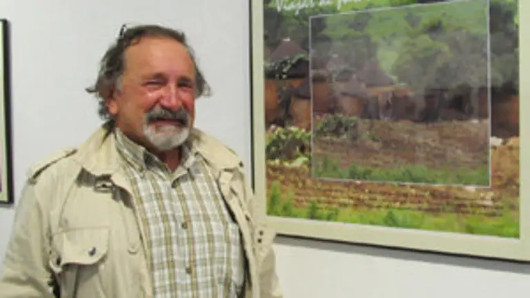 Fernández Liz ante una de sus obras