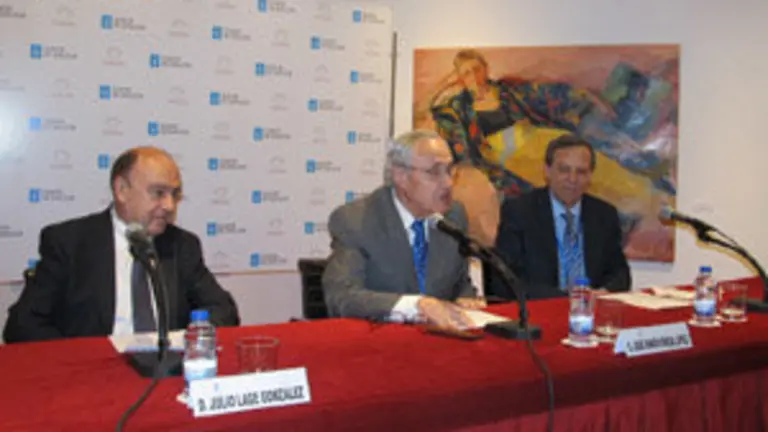 El presidente de Aegama, Julio Lage, el delegado de la Xunta, José Ramón Ónega, y el presidente de Iurisgal, Blas Rivas