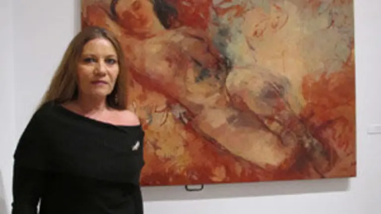 María Gato ante uno de sus cuadros