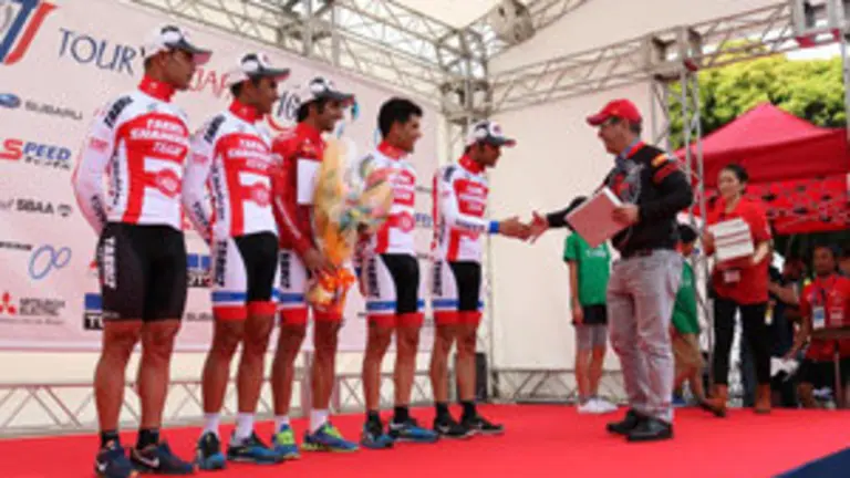 Antonio Gil dando el premio (Copy)