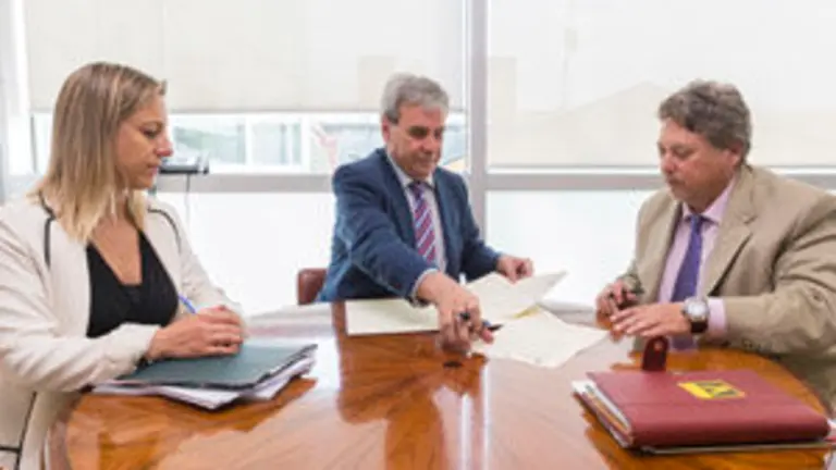 12:30 Despacho del consejero. El consejero de Presidencia y Justicia, Rafael de la Sierra, firma el convenio de colaboración con la Casa de Cantabria en Madrid. 09 JUNIO 2016 © Miguel De la Parra