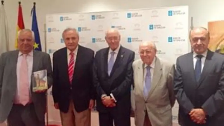 1. De izq. a dcha. el autor Santiago Lorenzo Sueiro, el delegado de la Xunta en Madrid y director de la Casa, José Ramón Ónega; el jurista y escritor, Enrique Santín y el presidente de AEGAMA, Julio Lage.jpg