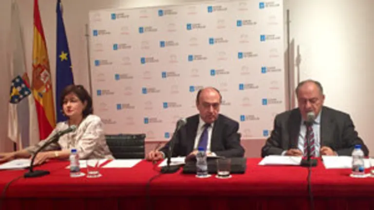 1. En la mesa, María José Pintor, secretaria de AEGAMA; Julio Lage, presidente  y el tesorero, Gaspar de Vicente 