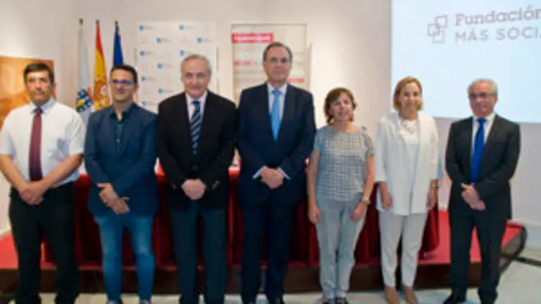 1. El delegado de la Xunta en Madrid, José Ramón Ónega y el presidente de la Fundación Barrié José María Arias Mosquera con los representantes de las federacioenes
