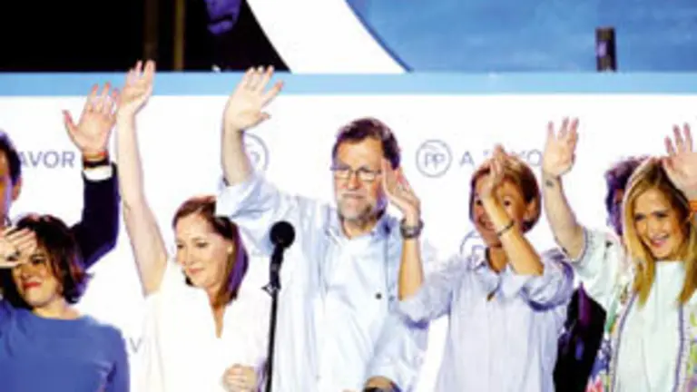 Spain's acting prime minister and People's Party (PP) leader Mariano Rajoy (C) waves to supporters with fellow party members at the PP headquarters after Spain's general election in Madrid, Spain, June 27, 2016.  REUTERS/Marcelo del Pozo  SPAIN-ELECTION/