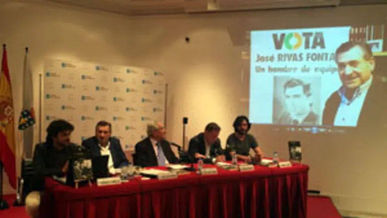 CM.Henrique Alvarellos, Rivas Fontán, el delegado de la Xunta en Madrid José Ramón Ónega, Adrián Rodríguez y Manuel Jabois con la proyección de imágenes significativas de la vida de Fontán