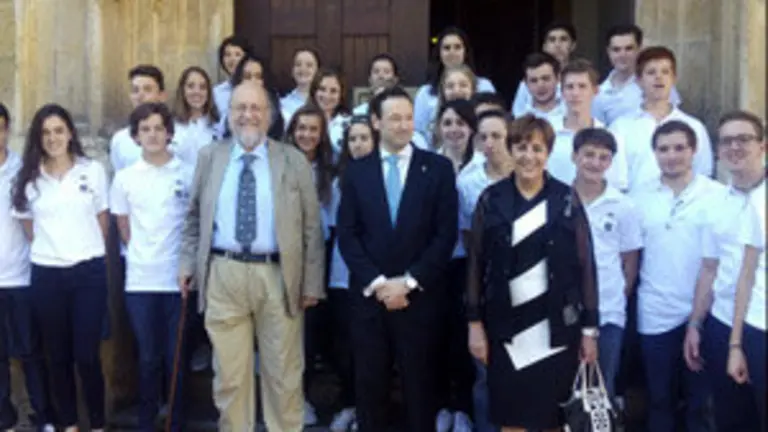 Consejero de Presidencia con grupo del programa Asi es Asturias 1