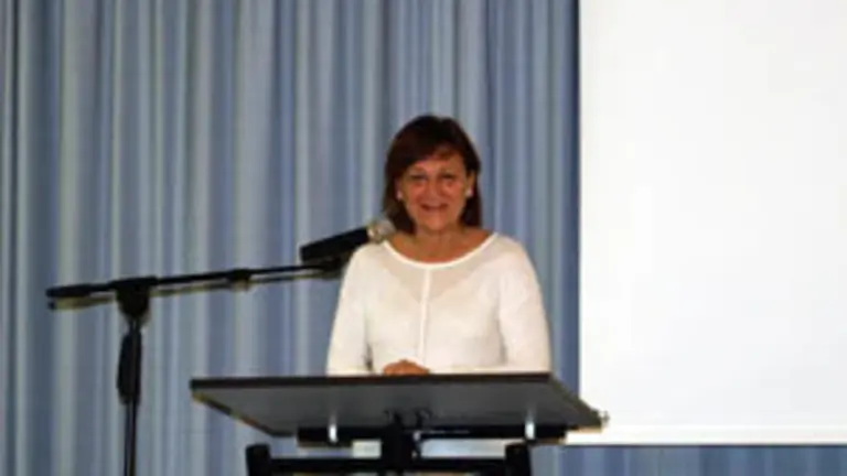 Carmen Salinas  se dirige al público durante la clausura  de la Asamblea