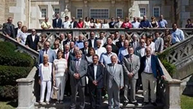 11:30	Hall Real del 
Palacio de la Magdalena
	El presidente del Gobierno, Miguel Ángel Revilla, junto con el consejero de Presidencia y Justicia, Rafael de la Sierra, preside el encuentro entre el Gobierno y las Casas de Cantabria.
Nacho Romero ©
12 ago 16