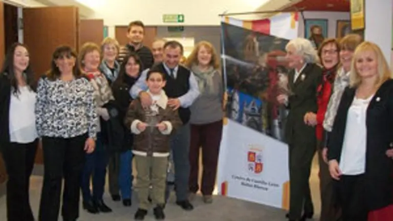 cast y leon bahia cid 18 8 17. Los integrantes de la comisión con el homenajeado