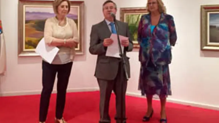 2. De izquierda a derecha, la pintora Ángeles Mera, el coordinador de la Casa Ramón Jiménez y la presentadora M. Jesús M. de Aguirre