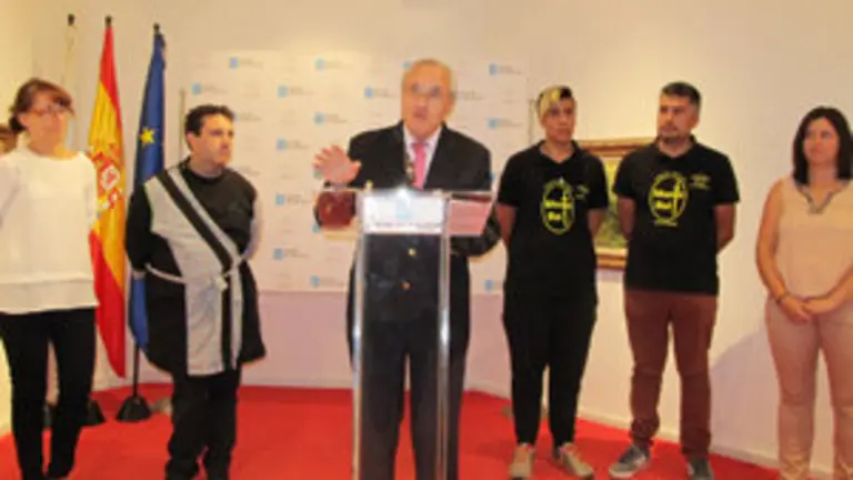 Carmen Jiménez, Martín Álvarez, el delegado de la Xunta, José Ramón Ónega, Pablo Casanova con un representante de su firma y Luz Divina Castelo