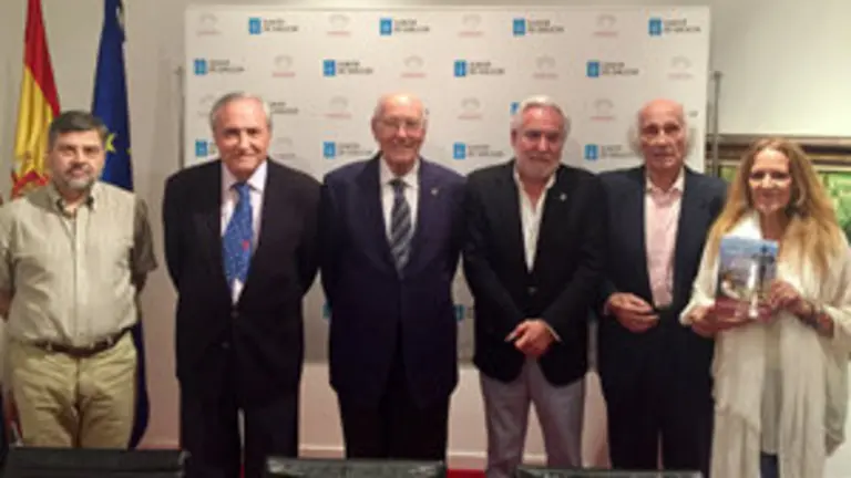 1. De izq. a dcha. Enrique Gallud, el del. de la Xunta en Madrid José R. Ónega, José Manuel Romay, el pte.del P. de Gal, Miguel Santalices, Salvador Freixedo y Magdalena del Amo 