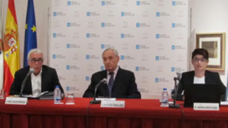 Manuel Moleiro, el delegado de la Xunta, José Ramón Ónega, y Mariña Arbor, en la presentación