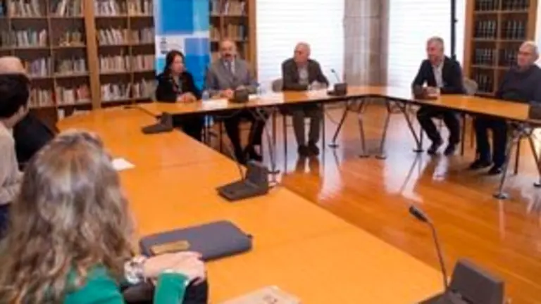 12,00 h.-  O secretario xeral de Pol&iacute;tica Ling&uuml;&iacute;stica, Valent&iacute;n Garc&iacute;a, participar&aacute; nunha conversa coa escritora brasileira N&eacute;lida Pi&ntilde;&oacute;n arredor das relaci&oacute;ns Brasil-Galicia. Na biblioteca do Consello da Cultura Galega (Pazo de Raxoi). foto xo&aacute;n crespo03/10/16