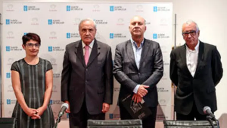 De izquierda a derecha, Mariña Arbor, el delegado da Xuntaen Madrid y director de la Casa de Galicia José Ramón Ónega, el embajador de Serbia Danko Prokic y el editor Manuel Moleiro