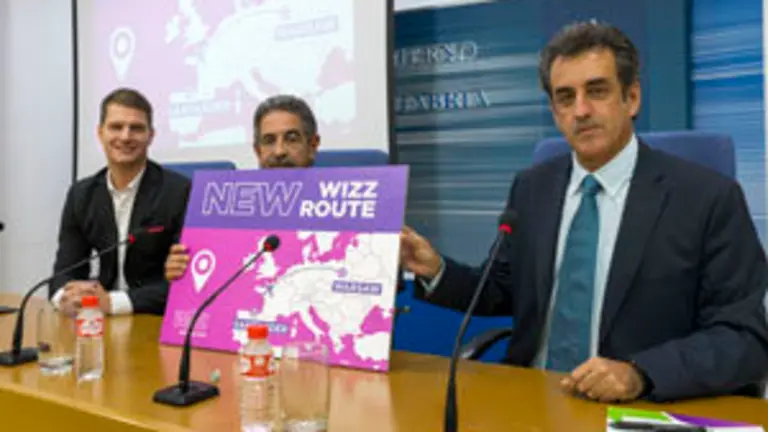 9:30Sala de Prensa del Gobierno de CantabriaEl presidente de Cantabria, Miguel Ángel Revilla, junto con el consejero de Innovación, Industria, Turismo y Comercio, Francisco Martín, informa, en rueda de prensa, sobre el transporte aéreo en el aeropuerto ‘Seve Ballesteros’. 19 OCTUBRE 2016 © Miguel De la Parra