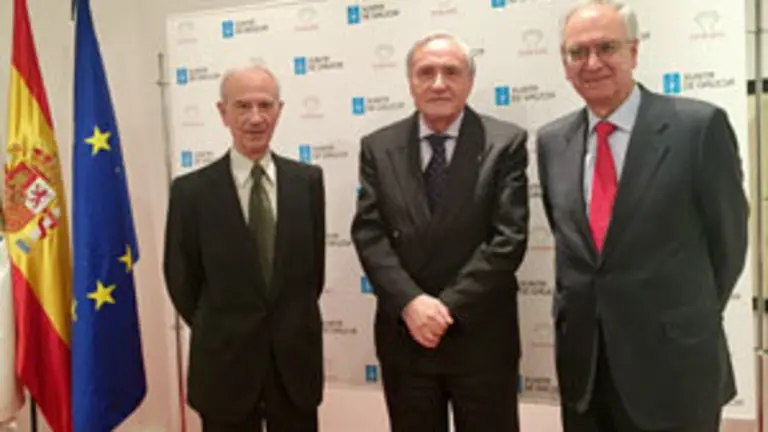 1. De izquierda a derecha, el conferenciante Vitorio Magariños, el delegado de la Xunta en Madrid, José Ramón Ónega y el presidente de IURISGAMA Carlos Lema Devesa 