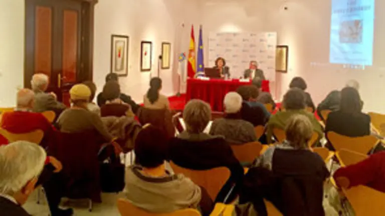 3. En la mesa, Carmen Pena y Ramón Jiménez con parte del público que asistió a la conferencia 