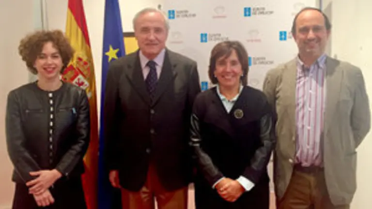 1. De izquierda a derecha, Inés Fuster Sanjurjo, coordinadora de programas sociales; el delegado de la Xunta en Madrid, José Ramón Ónega; María María Isabel Pérez y Carlos Cortés 