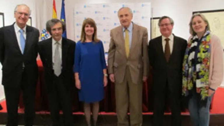 Begoña Cerro y el delegado de la Xunta, José Ramón Ónega, con José Antonio Ortíz y otros asistentes
