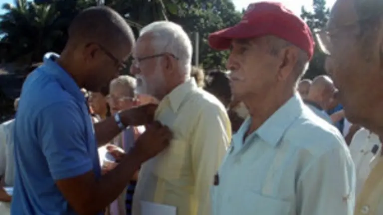 Cuba.Manuel Alvarez condecorado1