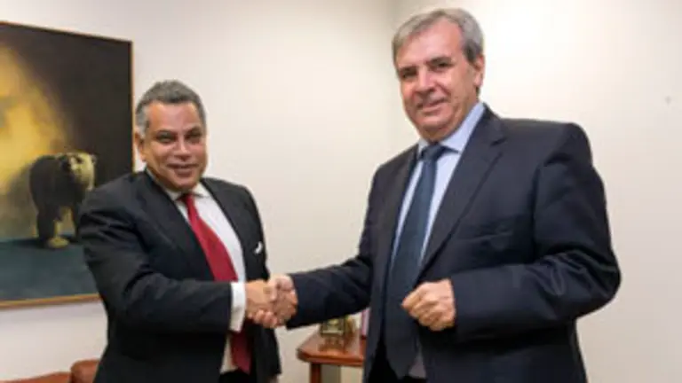 9:30Despacho del consejeroEl consejero de Presidencia y Justicia, Rafael de la Sierra, se reúne con el cónsul de Francia en la zona norte, Sameh Safty. 20 DICIEMBRE 2016 © Miguel De la Parra