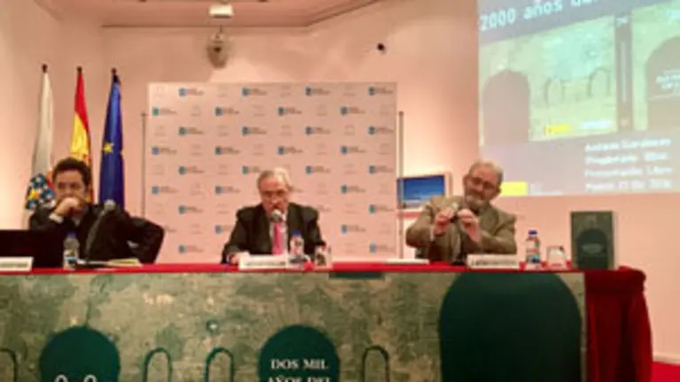 3. En la mesa, de izquierda a derecha, Mario Crecente, autor del libro; el delegado de la Xunta en Madrid José Ramón Ónega y Antonio Garaloces director del Balneario