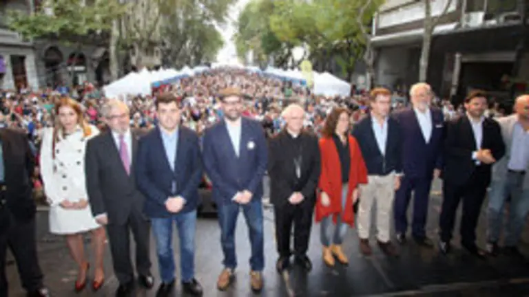 10.Autoridades en escenario