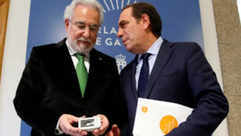  Miguel Santalices, recibe al titular de Facenda, Valeriano Mart&iacute;nez, que le har&aacute; entrega del proyecto de ley de presupuestos de la Xunta para el a&ntilde;o 2017