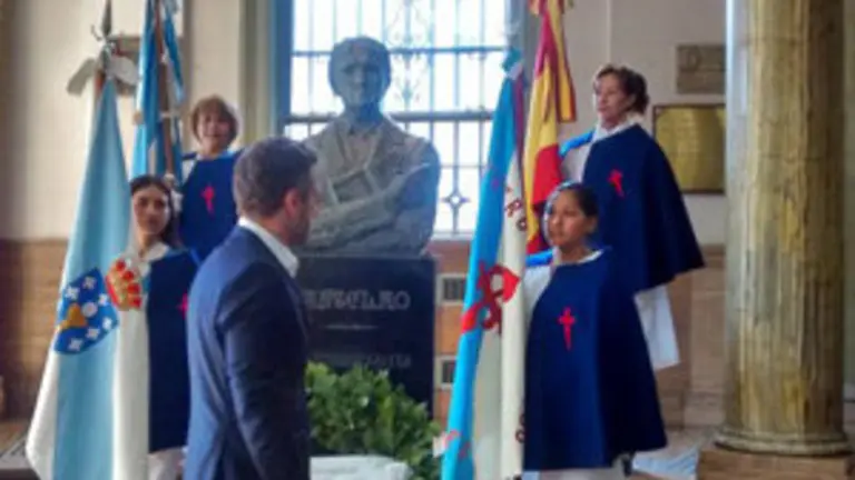 Colocación de corona de laureles por el presidente electo, Alfonso Mourente