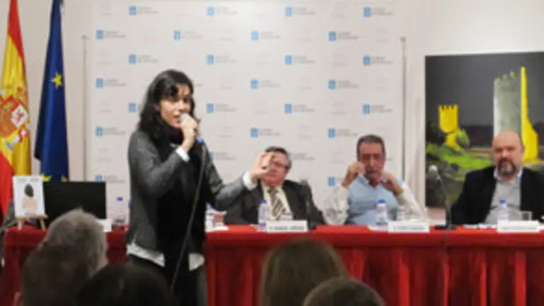 Fernández Rial recitando su poesía