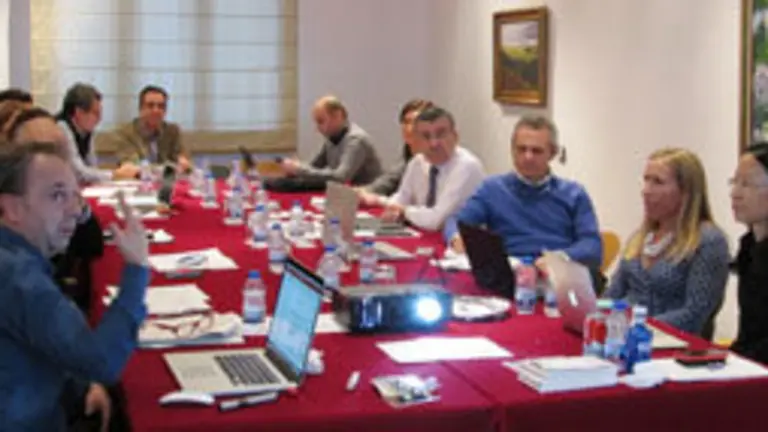 Reunión para organizar la colaboración en la tecnología M-Trap, con Miguel Abal (al fondo) y Rafael López (4&ordm; por la dcha.)