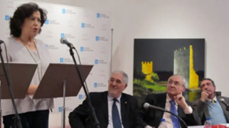 Carmen Pena recitando, seguida desde la mesa por Conde-Pumpido, el delegado de la Xunta, José Ramón Ónega, y Vicente Araguas