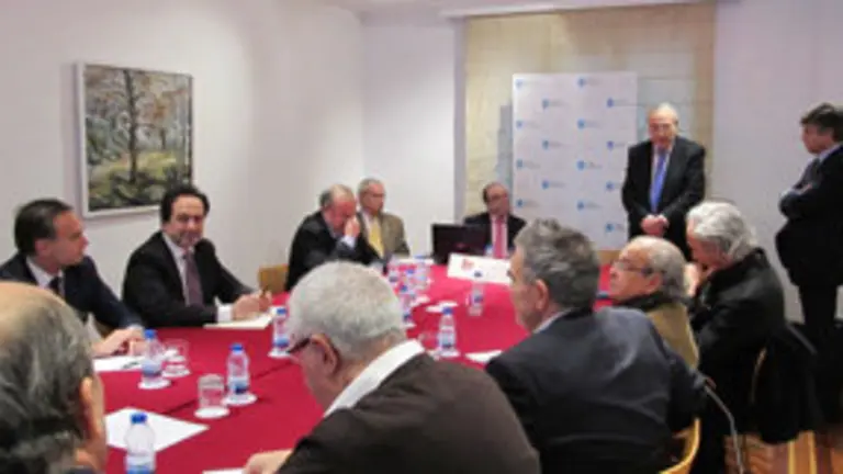 El delegado dela Xunta en Madrid, José Ramón Ónega, se dirige a los parpticipantes en la reunión acompañado por  Víctor Cortizo (a su izda.) y Javier Serra (a su dcha.)
