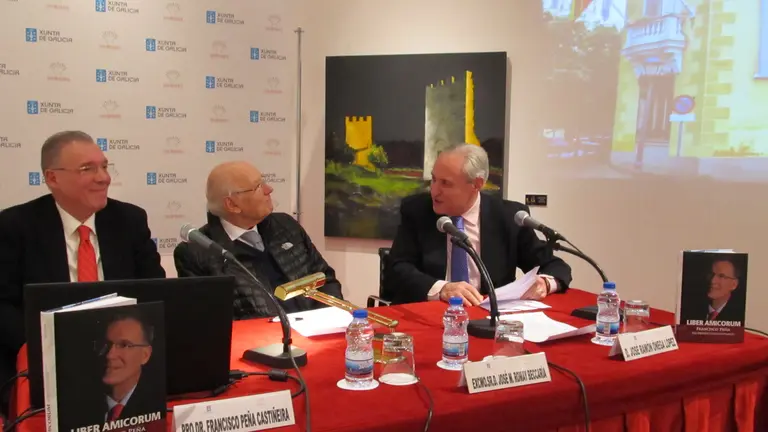 Peña, el presidente del Consejo de Estado, J.M. Romay Beccaría, y el delegado de la Xunta, José Ramón Ónega, en la mesa