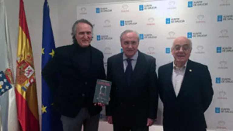 De izquierda a derecha, el autor  Fco. Javier Neira Pampín; el delegado de la Xunta en Madrid José Ramón Ónega y el periodista Xulio Xiz