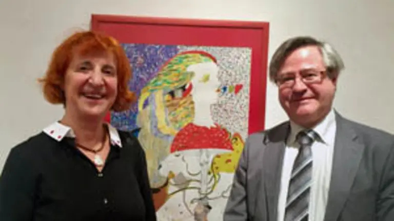 La artista Pilar Santos con Ramón Jiménez, coordinador de Actividades Culturales de la Casa de Galicia ante la obra AMANITA MUSCARIA